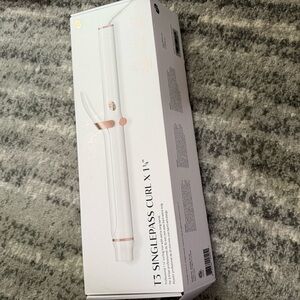NEW T3 SinglePass Curl 1 1/4" White Curling Iron